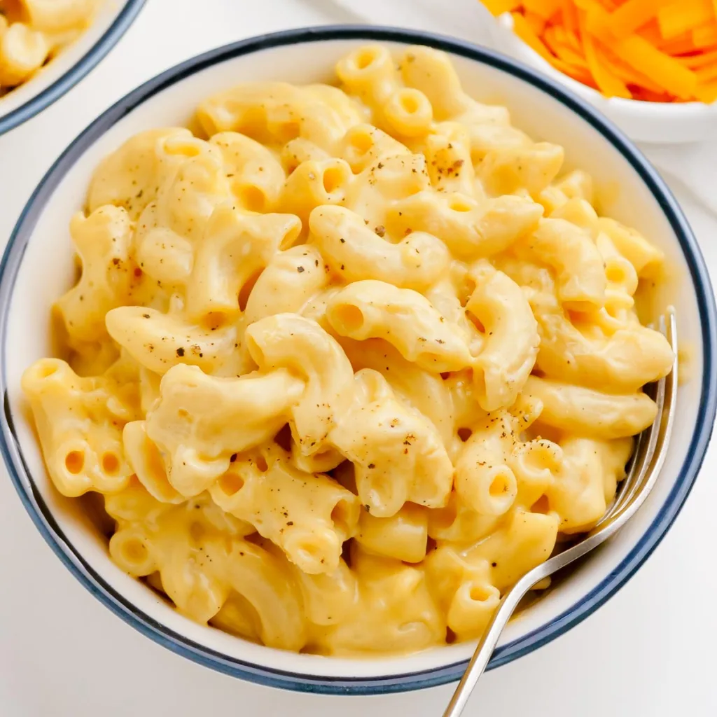 a plate of glute-free mac and cheese.